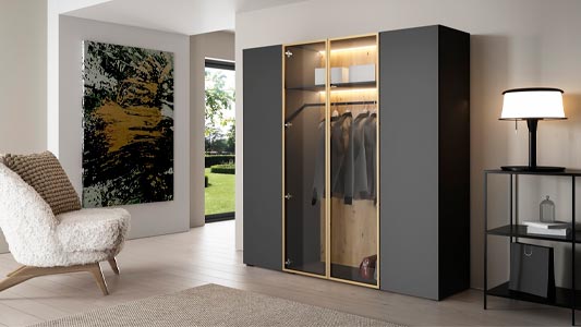 Antracitová, smaragdová alebo kobaltová? Trendové farby v nábytku a interiérovom dizajne.