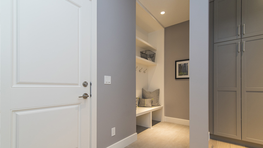 Čo môže nahradiť tradičný šatník? Praktické riešenia.