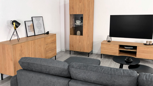 Sivá a drevo – perfektný pár pre každý interiér? Praktické aranžmány a nábytok